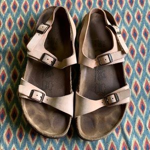 Birkis Birkenstock women’s tan sandals size 6/ 37